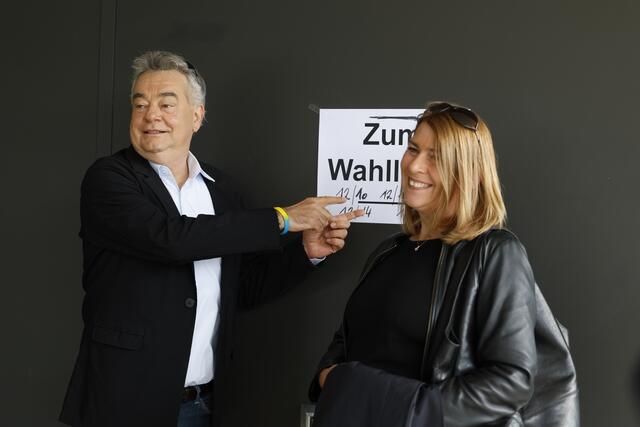 Gut gelaunt: Vizekanzler Werner Kogler (Grüne) mit Ehefrau Sabine Jungwirth  | Foto: APA Picture Desk
