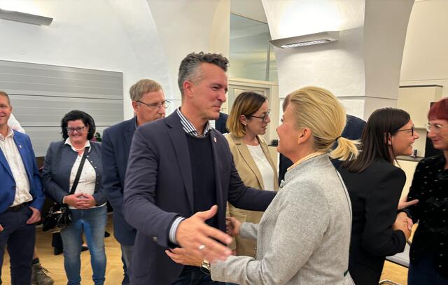 FPÖ-Stadträtin Sandra Wassermann gratuliert FPÖ-Spitzenkandidat Gernot Darmann nach der ersten Hochrechnung. | Foto: MeinBezirk.at