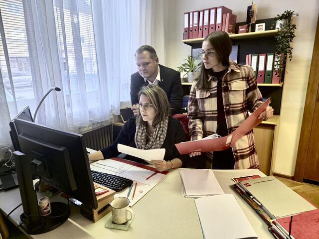 Gebannt verfolgt die SPÖ-Spitze – hier Carina Perner-Reiter, LA Bgm. Christian Samwald und Grünbachs Spitzenkandidatin Madhavi  Hussajenoff die Hochrechnungen. | Foto: SPÖ
