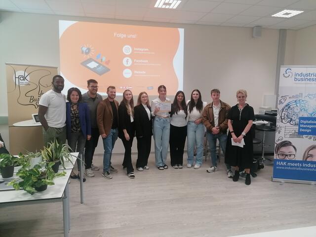 Platz 1: (v. l.)Trainer Moukassa Fozing, Direktorin Monika Gruber, Trainer Oskar Walcher, Jurymitglieder Alexander Stiasny, Elias Stiegler und Heidrun Girz mit den Gruppenmitgliedern | Foto: HAK Voitsberg