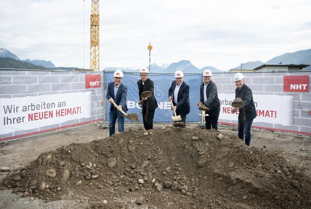 In Kundl wird fleißig gebaut: NHT-Geschäftsführer Johannes Tratter und Bürgermeister Anton Hoflacher heben mit Vizebürgermeister Albert Margreiter (li.), Architekt Christian Matt und Baumeister Hans Feller (re.) die Spaten für das nächste Projekt im Bereich leistbares Wohnen. | Foto: NHT/Oss