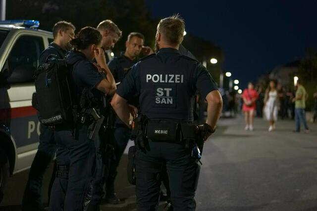 Regelmäßig kontrolliert die Wiener Polizei den Reumannplatz und umliegende Gassen. | Foto: Max Spitzauer/MeinBezirk
