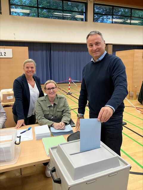Bürgermeister Michael Cech bei der Stimmabgabe, Wahlbeisitzerinnen Barbara Benesch und Manuela Dundler-Strasser. | Foto: Gemeinde Gablitz