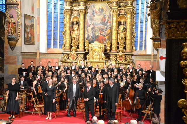 Mehr als 100 Sänger und Musiker bildeten den Klagkörper des Abschlusskonzertes