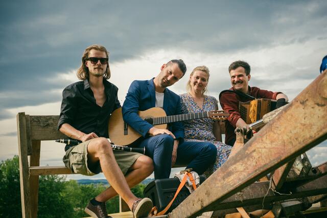 "Mit Dir" heißt das neue Album der Peter Mayer Hofkapelle aus Andorf (von links nach rechts): Michael Dumfart, Peter Mayer, Nora Mayer und Jakob Steinkellner. | Foto: Manuel Hauer