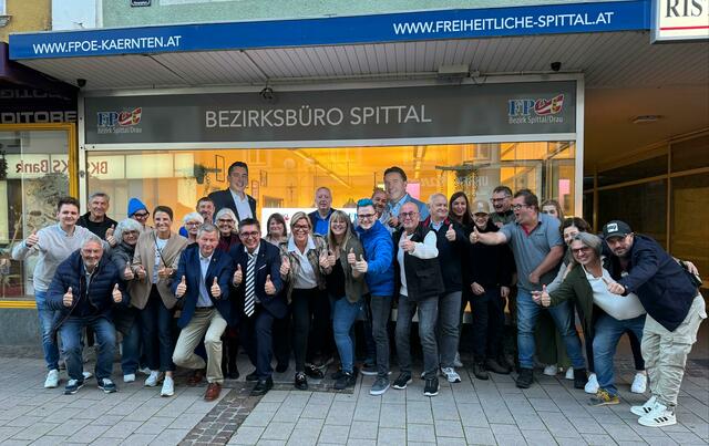 Partystimmung vor dem Bezirksbüro der FPÖ. | Foto: Privat