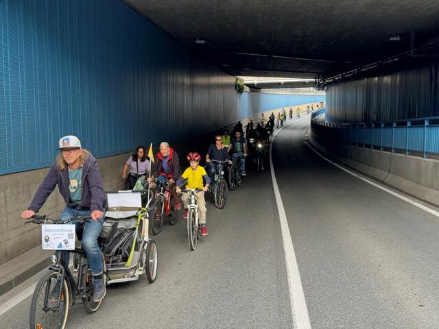 Über hundert Radfahrende durchquerten die Straßen Völs. Ihr Ziel: Sichere Wege für ALLE! | Foto: Radstammtisch Völs