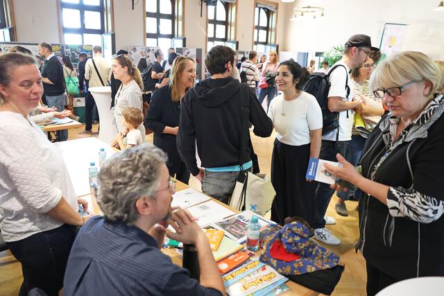 Eine Schulinfomesse soll Eltern die Auswahl erleichtern. | Foto: Martin Votava