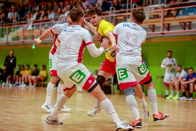 Aggressive Leobener Deckung mit Lukas Moser und Alexandru Tralla | Foto: Andreas Edelbauer