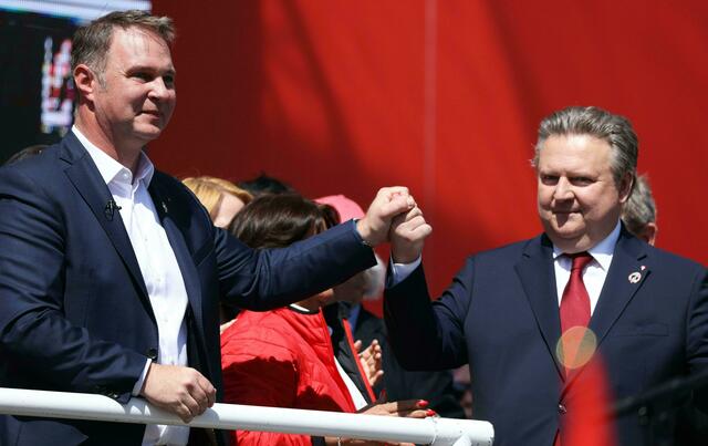 Wiens Bürgermeister Michael Ludwig (r.) will weiterhin an SPÖ-Chef Andreas Babler (l.) festhalten. Personaldebatten sollen als Konsequenz des schlechten Bundesergebnisses nicht geführt werden. | Foto: FLORIAN WIESER / APA / picturedesk.com
