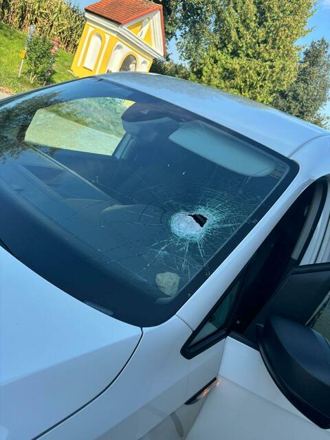 Der Stein durchschlug zuerst die Windschutzscheibe, knallte auf die Hand des Lenkers und von dort weiter gegen die Trennwand des VW-Caddys, von wo er zurück auf das Armaturenbrett geschleudert wurde.  | Foto: Paslar