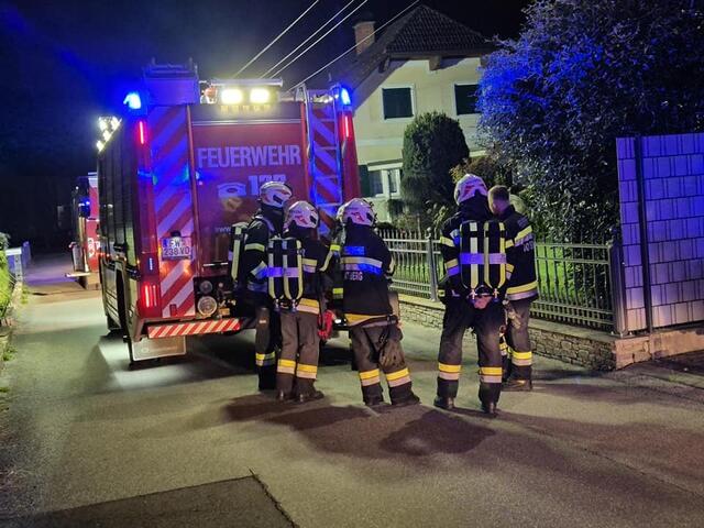 Die Feuerwehrleute von Voitsberg und Krems löschten einen Kellerbrand in der Nacht auf Montag. | Foto: FF Voitsberg