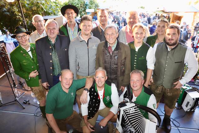 Winzerfest in Bad Waltersdorf: Freude bei den Festverantwortlichen, den teilnehmenden Winzern und den „Edlseern“. | Foto: Alfred Mayer