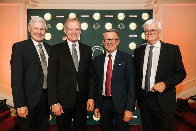 Landeshauptmann Thomas Stelzer (2. v. l.), Vorstandsvorsitzender von Spar Österreich, Hans Reisch, und Vorstand Marcus Wild (r.) bei der Verleihung des Silbernen Ehrenzeichens Oberösterreichs an Jakob Leitner (2.v.r.). | Foto: Spar