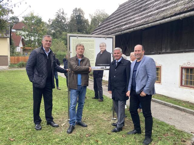 Peter Turrini bekam anlässlich seines 80.Geburtstags eine Ehrentafel seiner Heimatgemeinde überreicht.  | Foto: Anja Reinisch