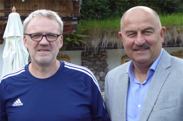 Kasachstans Nationaltrainer Stani Tschertschessow mit seinem Freund und PR-Mann Ralph Schader. | Foto: Schopper