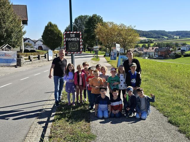 Bürgermeister Erich Priewasser und Klassenvorständin Leona Kvapil mit der 1. Klasse Volksschule. | Foto: Gemeinde Höhnhart