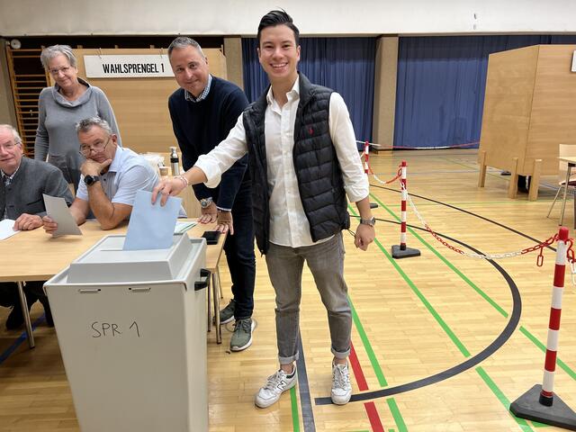 Kandidat zur Nationalratswahl und JVP NÖ-Landesgeschäftsführer Anthony Grünsteidl gemeinsam mit Bürgermeister Michael Cech bei der Stimmabgabe in Gablitz. | Foto: JVP NÖ