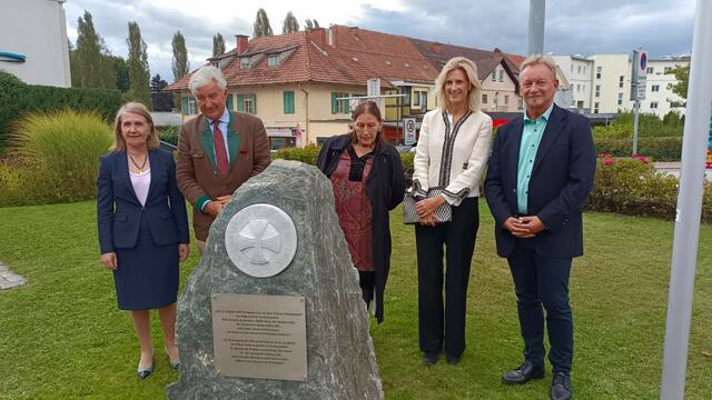 Die Gemeinde Krumpendorf enthüllte einen Gedenkstein zu Ehren des spanischen Königssohns Don Gonzalo de Borbón y Battenberg | Foto: Richard Marinitsch