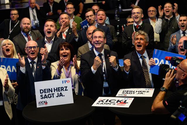 Großer Jubel der FPÖ in Oberösterreich nach der ersten Hochrechnung im Medienzentrum im Ursulinenhof. | Foto: fotokerschi.at/Werner Kerschbaummayr