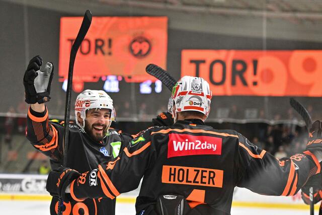 Jubelstimmung im Bunker: Die neuen 99ers sind weiterhin "on fire". | Foto: GEPA