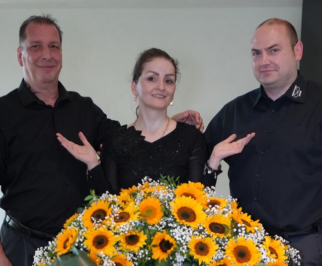Das Bestattungsunternehmen Ebner zog in ein größeres Büro. Christoph Ebner (re) ist der Chef.  | Foto: Ebner
