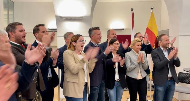 FPÖ-Spitzenkandidat Gernot Darmann (M.) und FP-Funktionären jubelten im Landtagsklub in Klagenfurt als die erste Hochrechnung präsentiert wurde.
