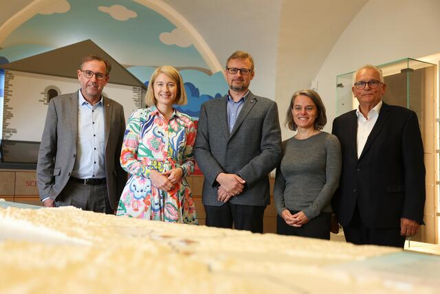 Der Ennser Bürgermeister Christian Deleja-Hotko, LH-Stv.in Christine Haberlander, GF Christian Hemmers, Irmengard Mayer, BMKÖS, Obmann Gottfried Kneifel (v. l.).  | Foto: Land OÖ/Daniel Kauder