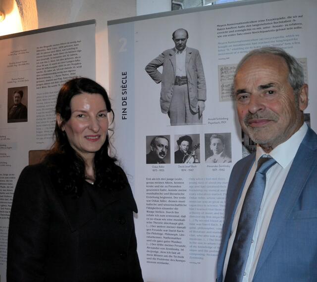 Ulrike Anton vor einem Schönberg-Plakat mit Bernhard Zlanabitnig