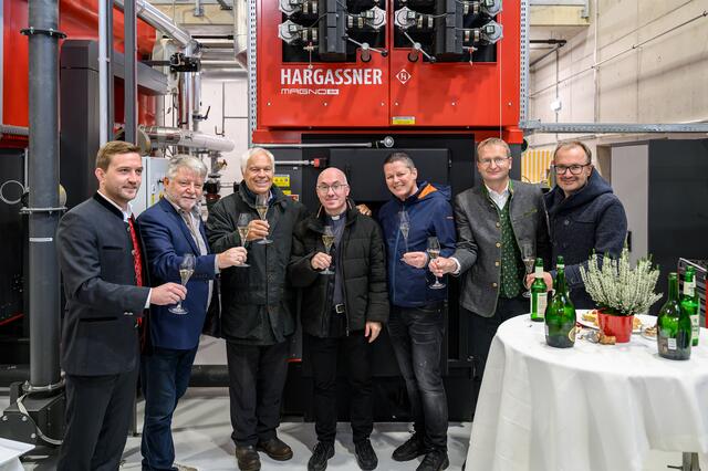 Bei der Eröffnungsfeier des Biomasseheizwerks in Hochfügen (v.l.): LA Bgm. Mag. Dominik Mainusch (Fügen) Ernst Erlebach (Obmann Ferienregion Fügen-Kaltenbach im Zillertal), Werner Kostenzer, Pfarrer Tobias Höck, Alexander Fankhauser, Bgm. Josef Unterweger (Fügenberg) und Helmuth Grünbacher (GF Ortswärme Hochfügen GmbH)

 | Foto: Martin Ludwig