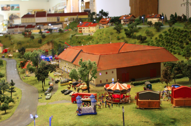 Sumerauerhof mit Stift und Sankt Florian: Zur „ORF-Lange Nacht der Museen“ 2024 öffnet der Modellbahnclub Sankt Florian seine Pforten und ermöglicht einen Blick hinter die Kulissen.
 | Foto: Modellbahnclub Sankt Florian