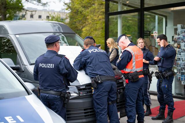 Zwei unbekannte und maskierte Täter überfielen heute Vormittag gegen 10.17 Uhr eine Filiale der Sparkasse in der Leonfeldner Straße in Urfahr. | Foto: Fotokerschi/Schartner