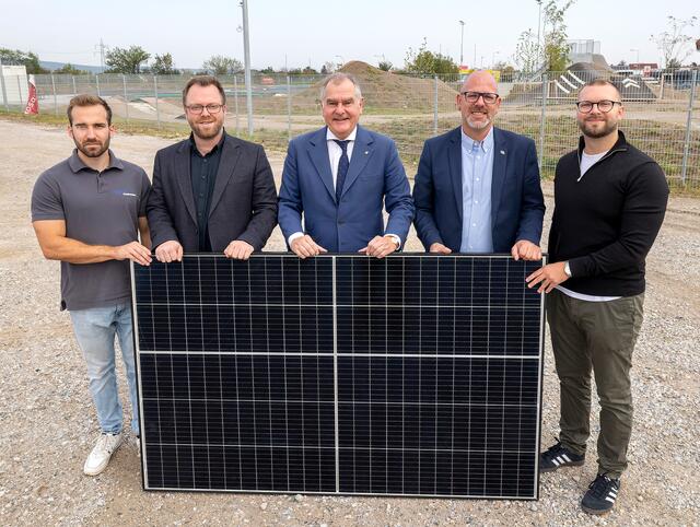 Markus Mayerhofer (Projektleiter 10hoch4), Umweltgemeinderat Robert Pfisterer, Infrastrukturstadtrat LAbg. Franz Dinhobl, Umweltstadtrat Norbert Horvath und Klima- und Energiemodellregions-Manager Alexander Nowak. | Foto: Stadt Wiener Neustadt/Weller
