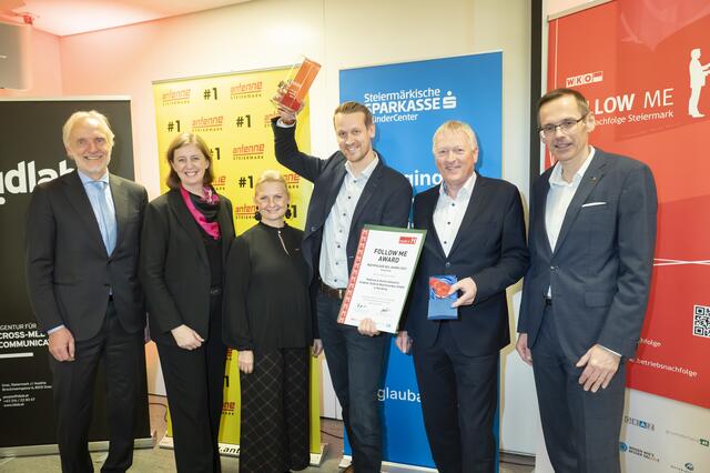Im vergangenen Jahr ging der begehrte "Follow me Award" an Andreas Halwachs (3.v.r.). Im Bild mit Vater Gottfried Halwachs (2.v.r.) sowie Gratulantinnen und Gratulanten. | Foto: Foto Fischer