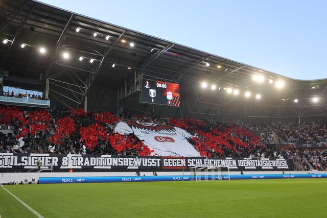 Die LASK-Fans protestieren gegen die hohen Ticketpreise für die Spiele der Conference League. | Foto: B. Reischl