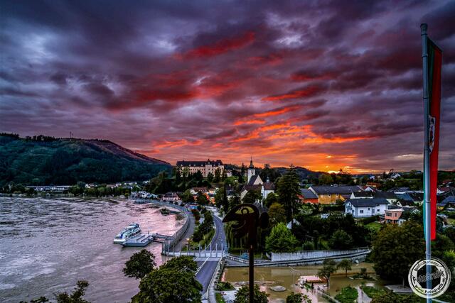 Bilder aus Grein an der Donau vom 17.09.2024, 18.45 Uhr beim Stand von 10,94m. Der Höchststand war um 15.00 Uhr mit 11 Metern. Die Kombination aus der Naturgewalt des Hochwassers und der friedlichen Schönheit des Abends bringen wenigstens etwas Entspannung. | Foto: FotoGrafik bruno haneder