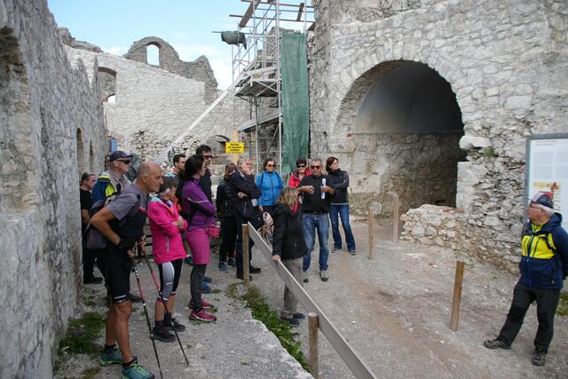 Die Mitglieder des Museumsvereins waren beeindruckt von den Sanierungsarbeiten auf Ehrenberg. | Foto: Museumsverein Reutte
