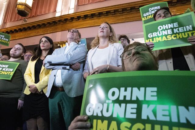 Keinen Grund zum Jubeln hatten auch die Grünen am Sonntagabend. Im Bild: Nationalratsabgeordnete Meri Disoski, Sozialminister Johannes Rauch und Wien-Vorsitzende Judith Pühringer. | Foto: APA Picture Desk