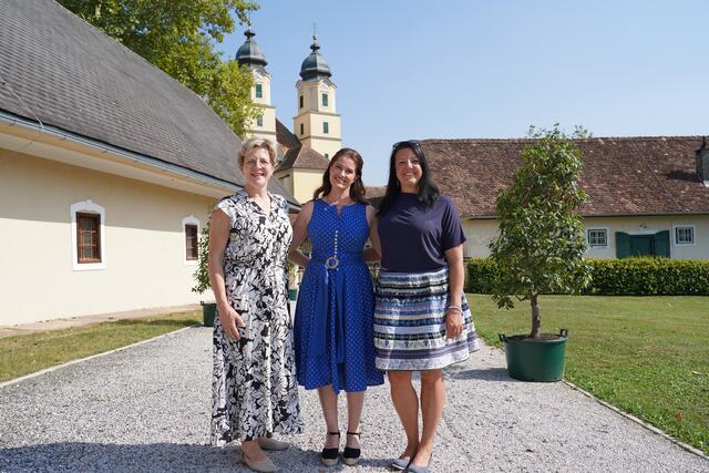 Der Tourismusverband Südsteiermark ist stark vertreten, hier mit GF Evelyn Schweinzger, Conny Bürgler und Nora Ruhri | Foto: ServusTV / Degn Film
