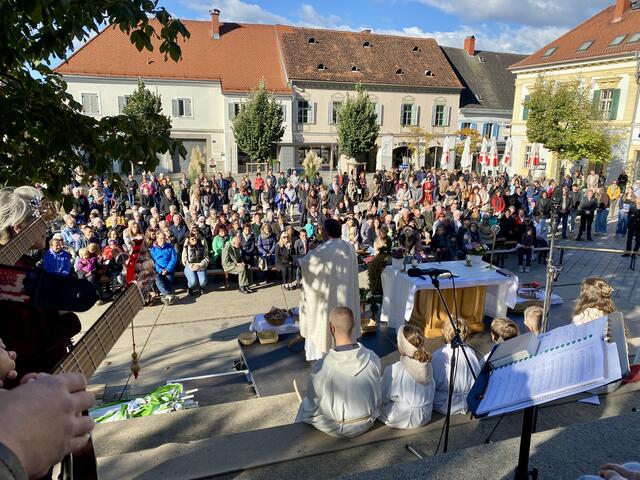 Zahlreiche Gemeindebürgerinnen und Gemeindebürger lauschen den Dankesworten des Pfarrers. | Foto: zVg