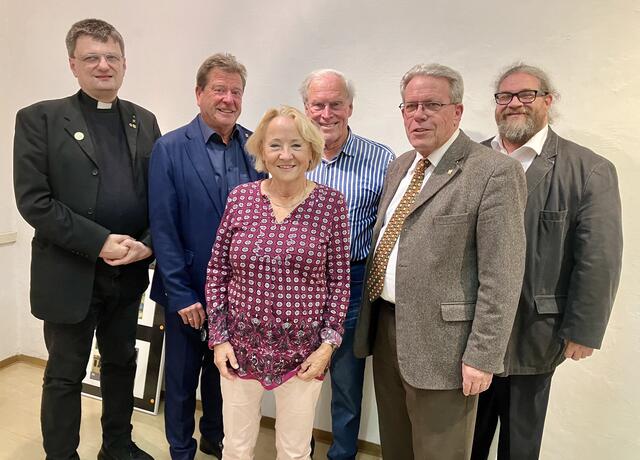 v.l.n.r.: Pfarrprovisor MMMMag. DDr. Matthias Martin, StR KommR Prof. Helmut Mayer, Obmann.Stv.in Martha Platzer, Vortragender Pfarrer Mag. Helmut Buchegger, Initiator GR Mag Wolfgang Mahrer, Obmann Mag. Klaus Bergmaier | Foto: Kultur Mitte Krems