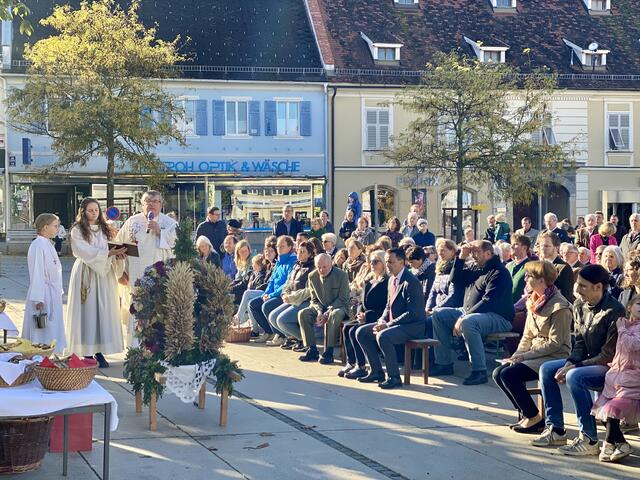 Pfarrer Giovanni Prietl hält seine Erntedankfeste im Freien, ganz naturverbunden. | Foto: zVg