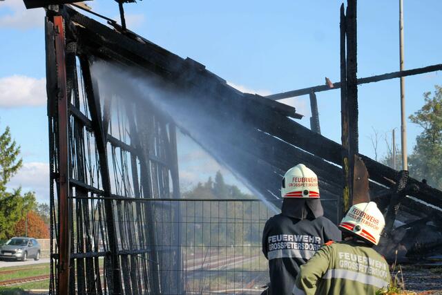 Vier Feuerwehren löschten am Sonntag einen Schuppenbrand in Großpetersdorf. | Foto: Bezirksfeuerwehrkommando Oberwart/Alexander Flaschberger