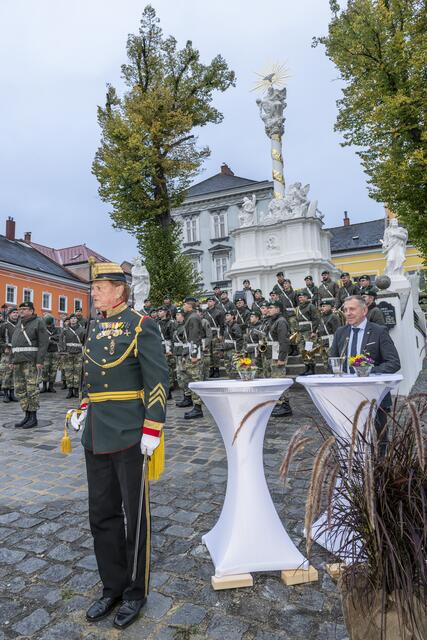 Die Dreifaltigkeitssäule erstrahlt nach der umfangreichen Generalsanierung auch bei tristem Wetter in vollem Glanz. Im Bild der Kommandant des Bürgerkorps, Major i.Tr. Erich Pichl, mit Bürgermeister Josef Ramharter und der Militärmusik NÖ unter der Leitung von Kapellmeister Oberst Adolf Obendrauf. | Foto: Andreas Biedermann
