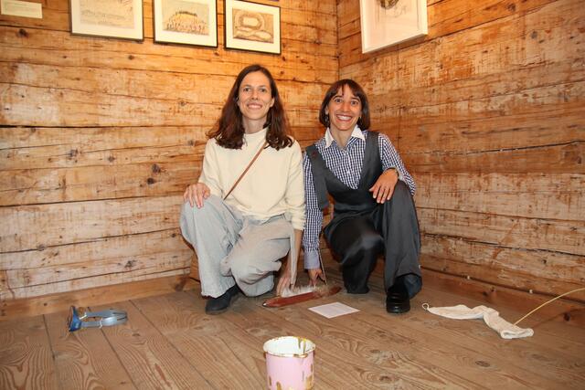 Objekte aus früheren Zeiten: Nora Grundtner und Johanna Schwarz.