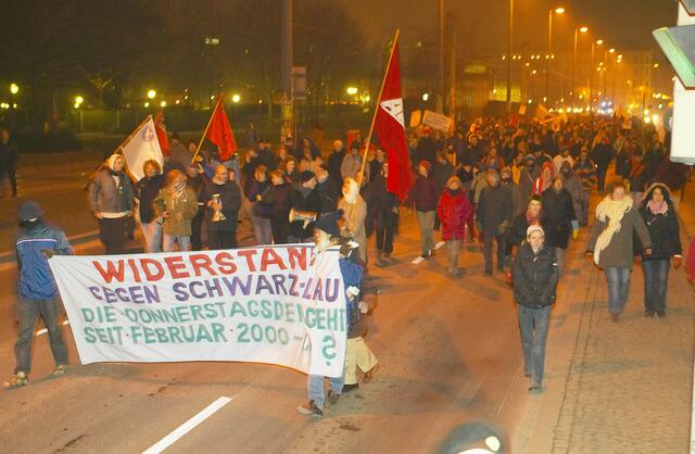 Donnerstagsdemo am Karlsplatz zum fünften Jahrestag der schwarz-blauen Koalition am 10. Februar 2005. (Archiv) | Foto: Georges Schneider / picturedesk.com