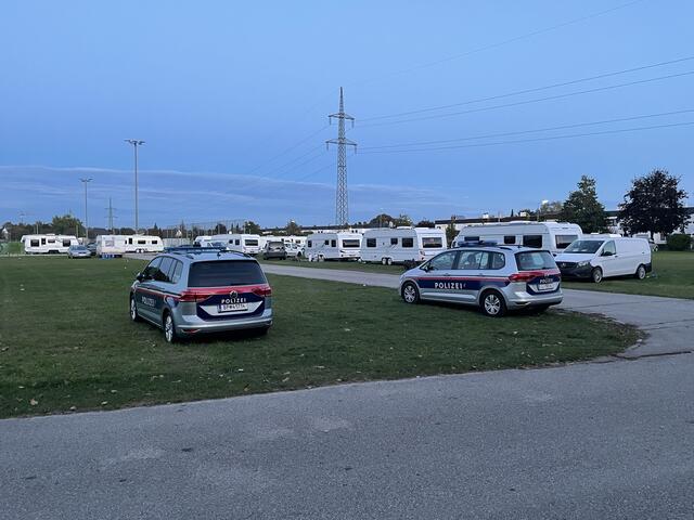 Beim Lokalaugenschein von MeinBezirk Linz-Land waren mehrere Polizeistreifen vor Ort beim Trauner Stadion.  | Foto: Meinbezirk