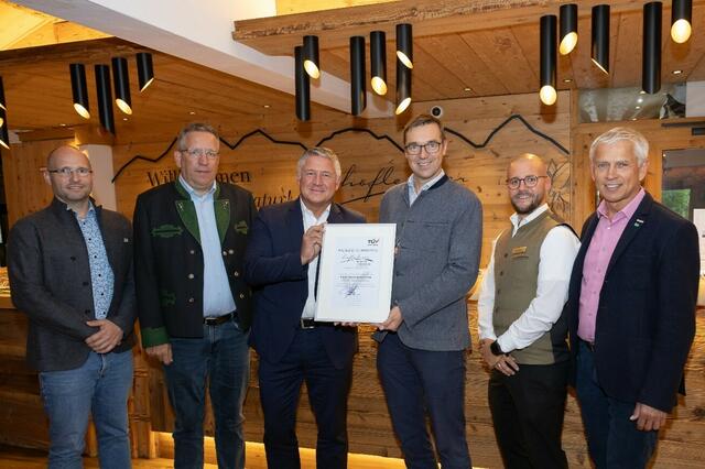 Präsentierten stolz die Urkunde: Markus Ully (TÜV Austria), Dirk Firnhaber (Hogast), Otto Bacher (TÜV Austria), Gerhard Höflehner und Andreas Zitz (Natur- und Wellnesshotel Höflehner) sowie Egon Hierzegger (WKO) | Foto: Martin Huber