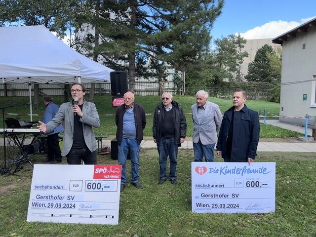 Insgesamt 1200 Euro wurden für den Gersthofer SV gesammelt. Das Geld kommt dem Währinger Nachwuchs zugute.  | Foto: SPÖ Währing
