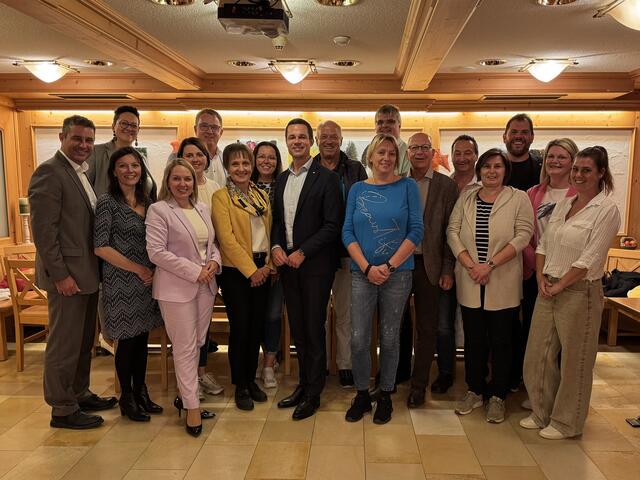 Silke Dammerer und Bildungsdirektor Karl Fritthum und Lehrerinnen und Lehrer aus dem Bezirk Melk. | Foto: VP NÖ